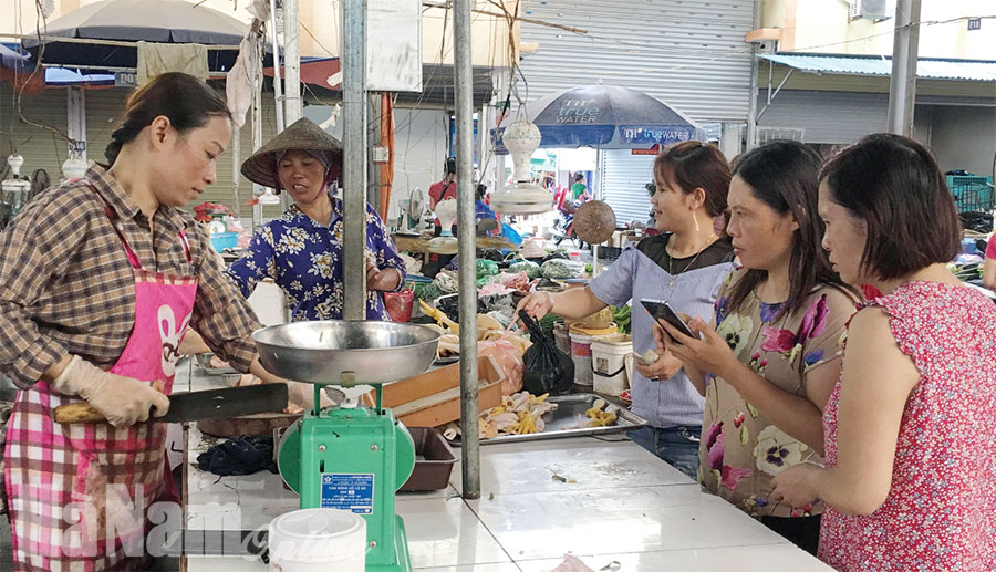 Chợ Trung tâm huyện Yên Bình thực hiện mô hình Chợ thí điểm bảo đảm an  toàn thực phẩm