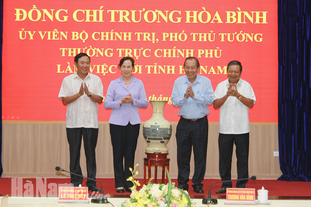 Đồng chí Trương Hòa Bình Ủy viên Bộ Chính trị Phó Thủ tướng Thường trực Chính phủ làm việc tại tỉnh Hà Nam