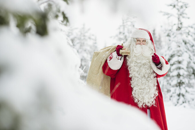 Mùa Giáng sinh không thể thiếu ông già Noel và chiếc áo màu đỏ nổi tiếng. Hãy cùng chiêm ngưỡng hình ảnh ông già Noel với trang phục rực rỡ và mang đến không khí ấm áp cho những người xung quanh.