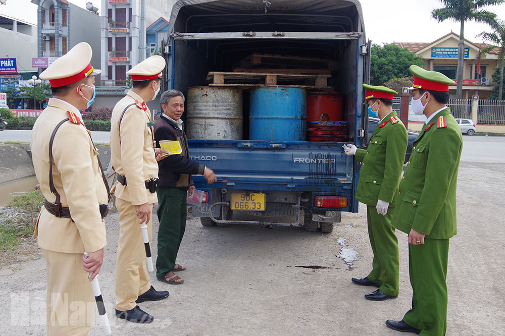 Hà Nam Phát hiện xe ô tô chở 2 nghìn lít chất thải bẩn