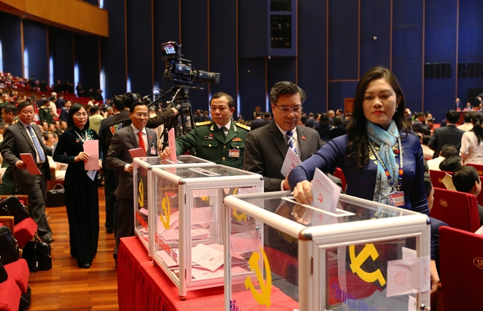 Các đại biểu bỏ phiếu bầu Ban Chấp hành Trung ương khóa XIII