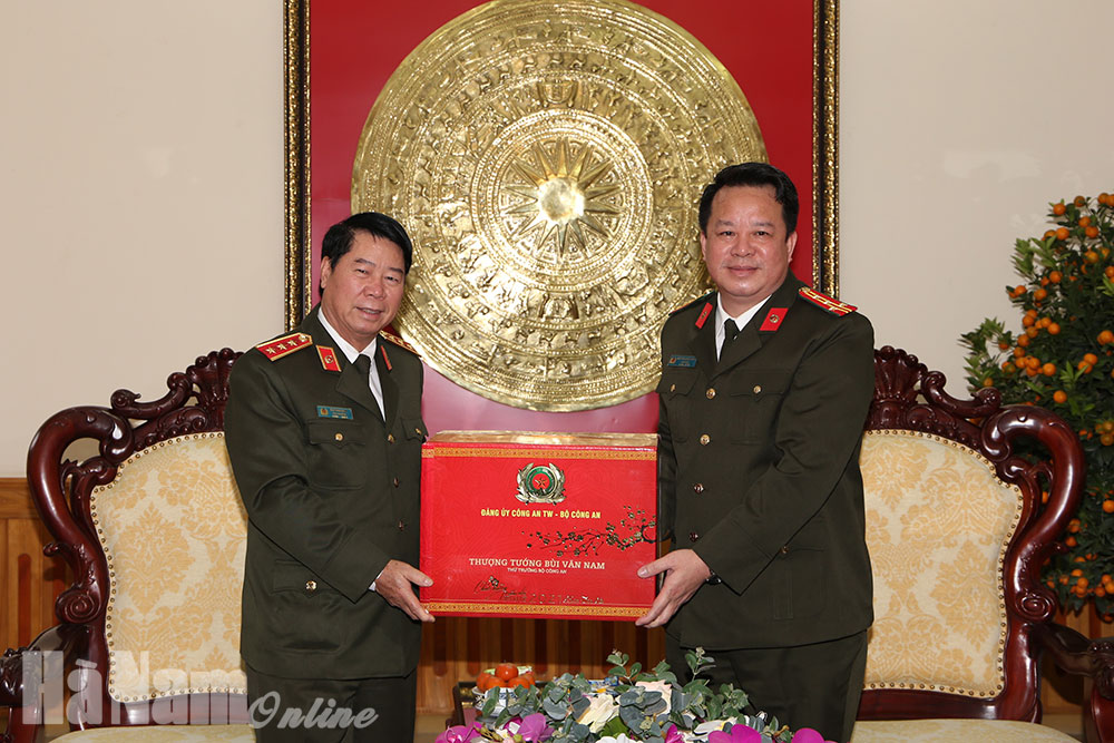 Thượng tướng Bùi Văn Nam  Thứ trưởng Bộ Công an kiểm tra công tác bảo đảm an ninh trật tự Tết Nguyên đán Tân Sửu 2021 tại Công an tỉnh
