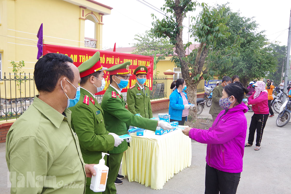Công an xã Trịnh Xá phát 2500 chiếc khẩu trang miễn phí cho nhân dân