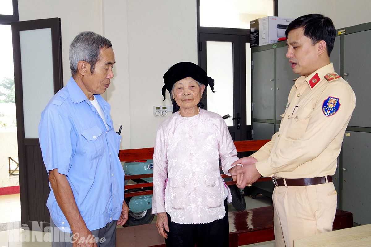 Cảnh sát giao thông Hà Nam giúp cụ bà 90 tuổi tìm được người thân