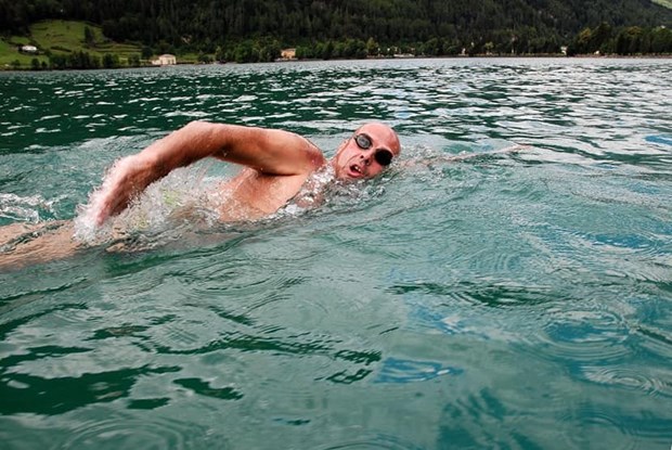 Kình ngư Italy phá kỷ lục bơi 20km ở hồ nước cao nhất thế giới