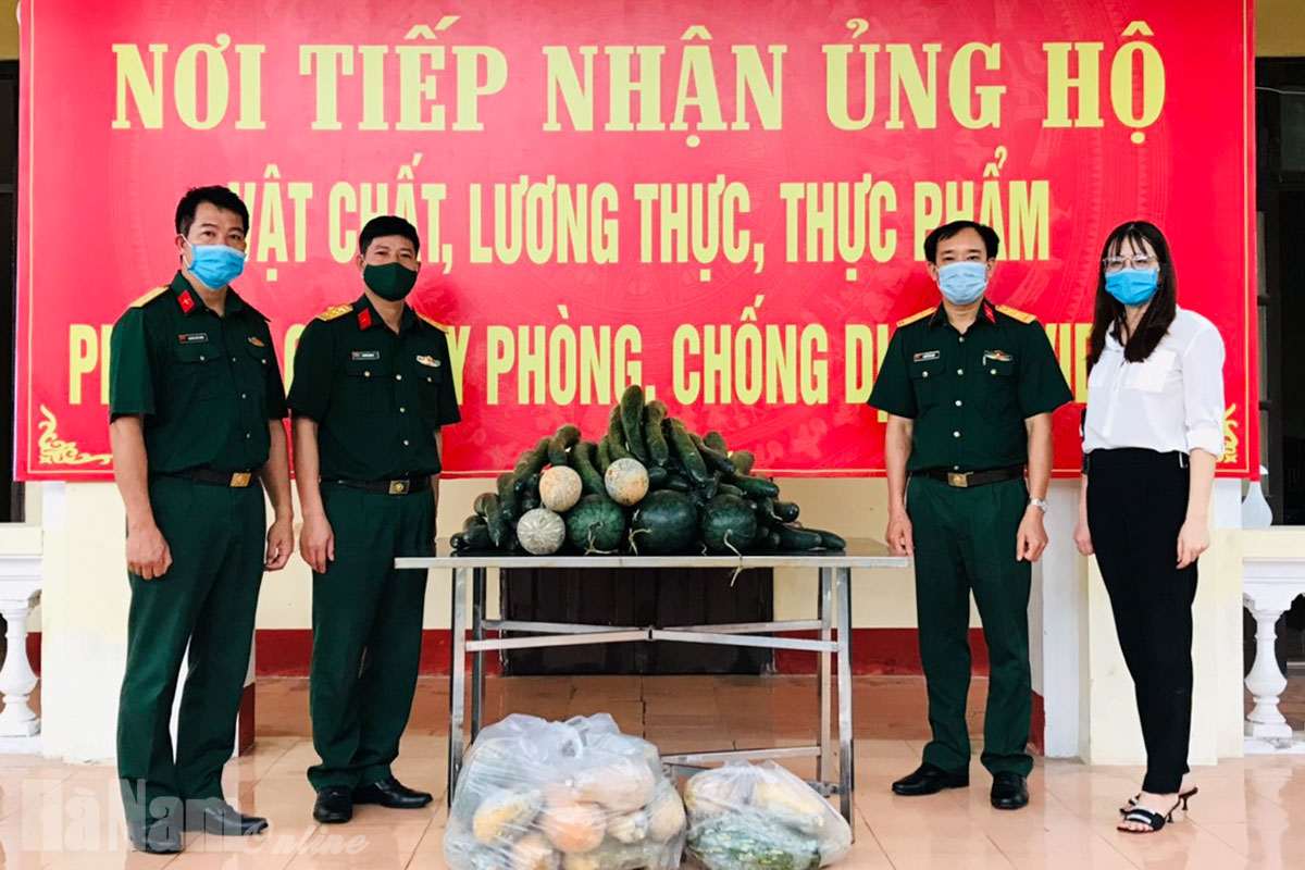 Một gia đình ở thị trấn Tân Thanh tặng 150kg rau củ quả ủng hộ phòng chống dịch