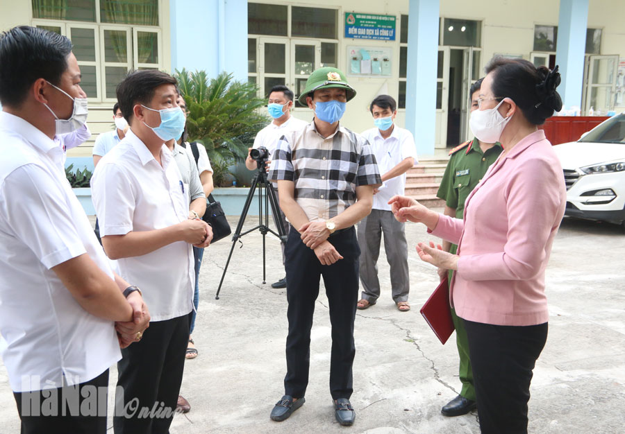 Đồng chí Bí thư Tỉnh ủy Lê Thị Thủy kiểm tra công tác phòng chống dịch Covid 19 tại xã Công Lý