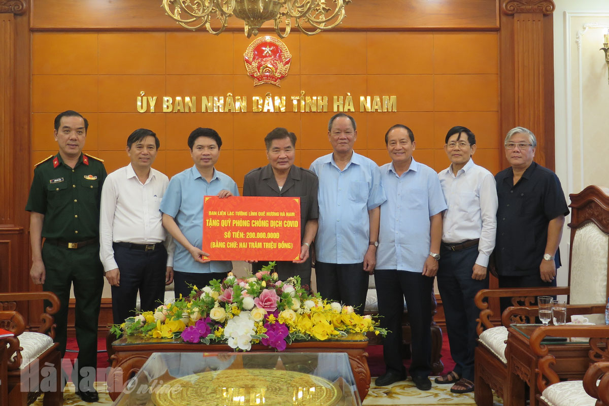 Đoàn tướng lĩnh Hà Nam tặng kinh phí ủng hộ quỹ phòng chống dịch