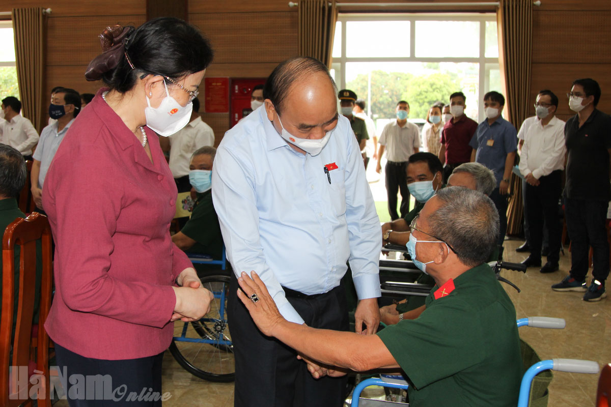 Chủ tịch nước Nguyễn Xuân Phúc thăm Trung tâm nuôi dưỡng Thương bệnh binh nặng và điều dưỡng người có công tỉnh Hà Nam