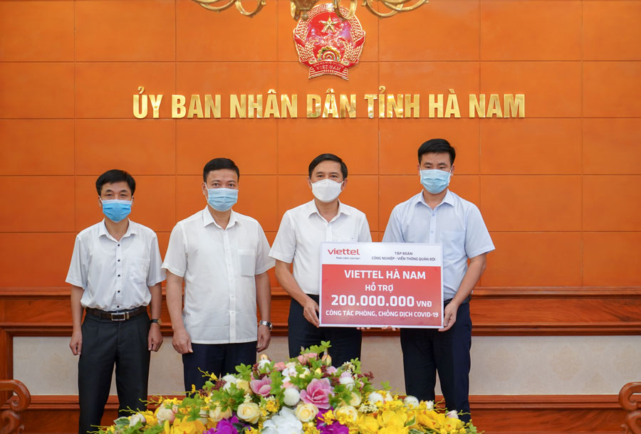 Viettel Hà Nam hỗ trợ 20000000 VNĐ cho công tác phòng chống dịch trên địa bàn