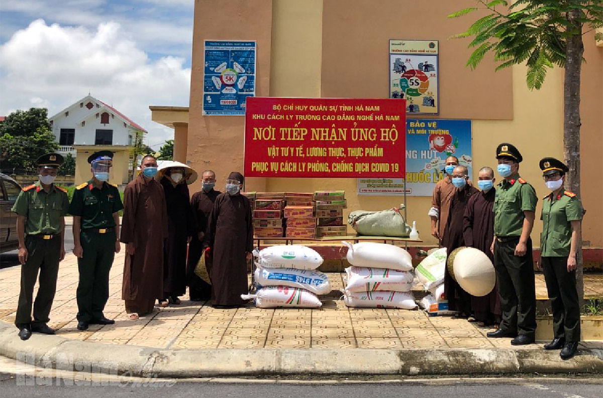 Ban Trị sự Phật giáo huyện Bình Lục tặng quà khu cách ly Trường Cao đẳng nghề Hà Nam