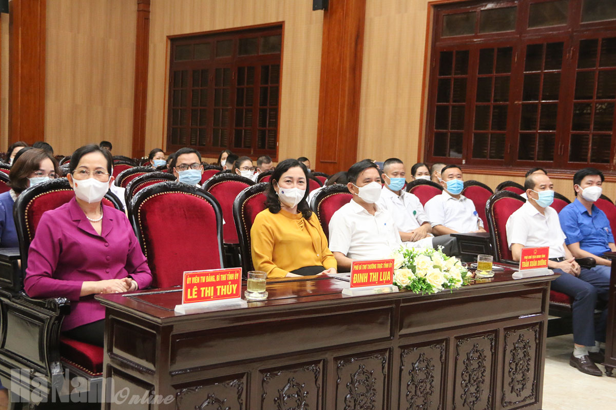 Lãnh đạo tỉnh gặp mặt động viên Đoàn cán bộ y tế tham gia hỗ trợ phòng chống dịch tại TPHồ Chí Minh