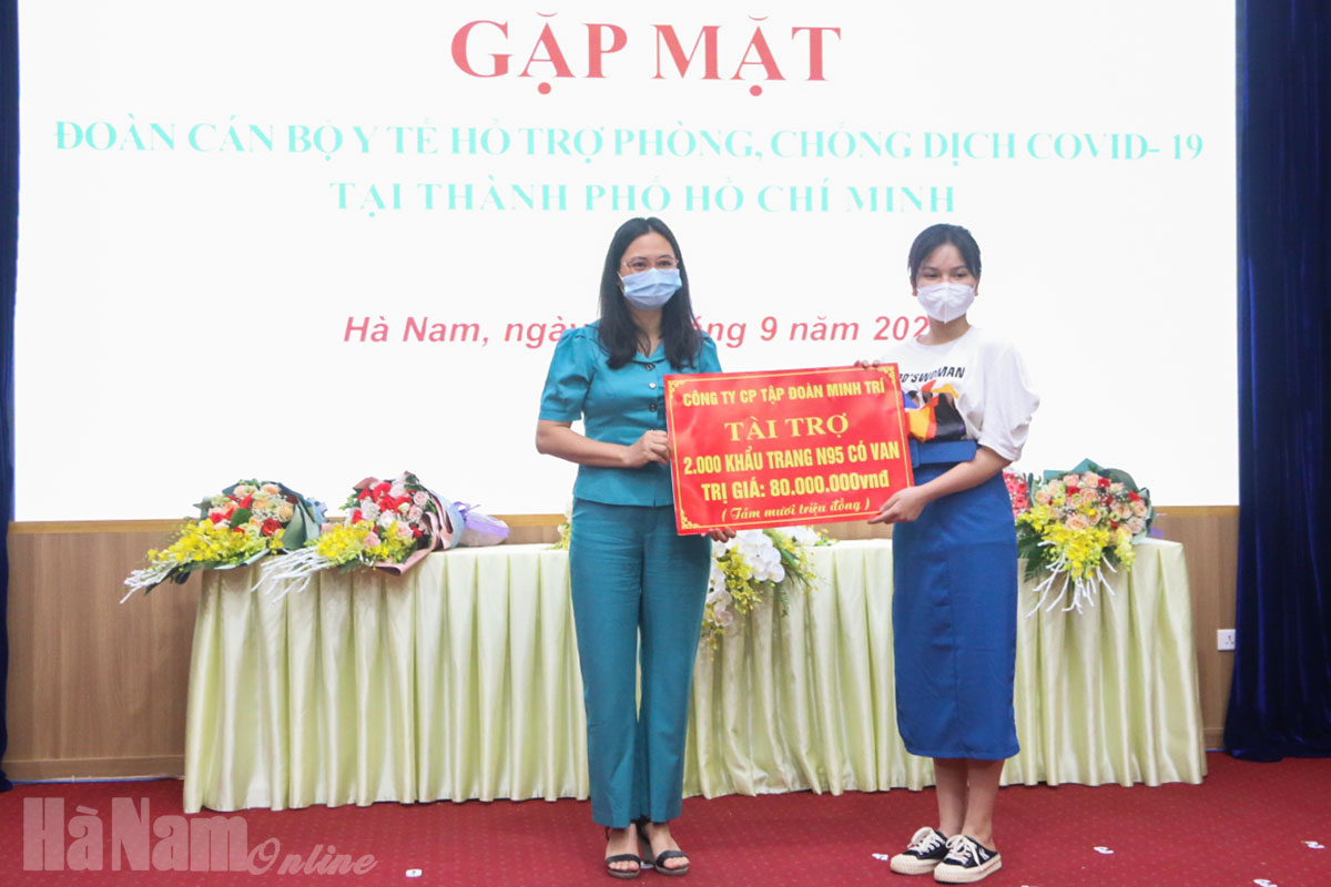 Lãnh đạo tỉnh gặp mặt động viên Đoàn cán bộ y tế tham gia hỗ trợ phòng chống dịch tại TPHồ Chí Minh