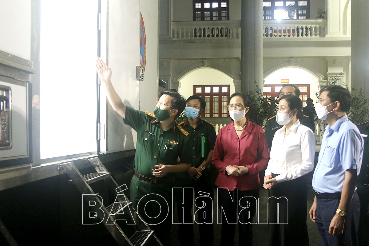 Lãnh đạo tỉnh gặp mặt đoàn cán bộ quân y tăng cường hỗ trợ Hà Nam phòng chống dịch