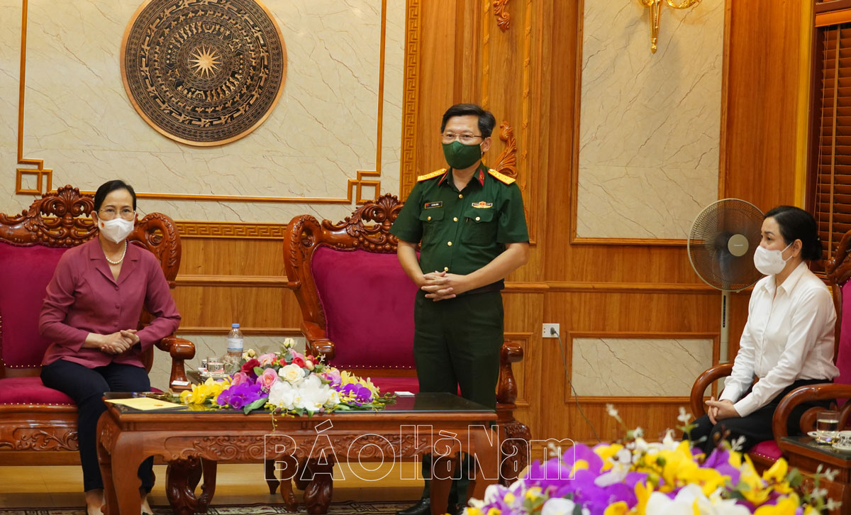 Đồng chí Bí thư Tỉnh ủy Lê Thị Thuỷ gặp mặt đoàn cán bộ quân y tăng cường hỗ trợ Hà Nam phòng chống dịch
