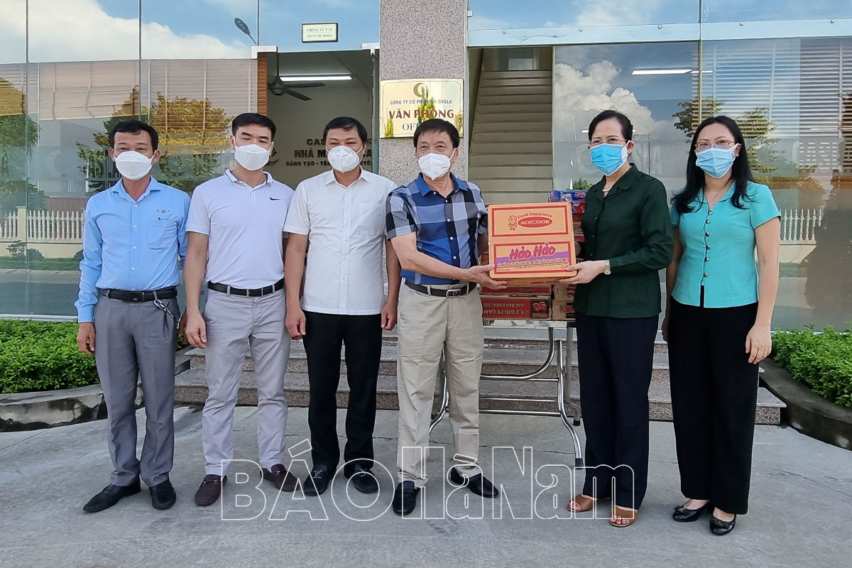 Đồng chí Bí thư Tỉnh ủy Lê Thị Thủy thăm tặng quà công nhân thực hiện 3 tại chỗ