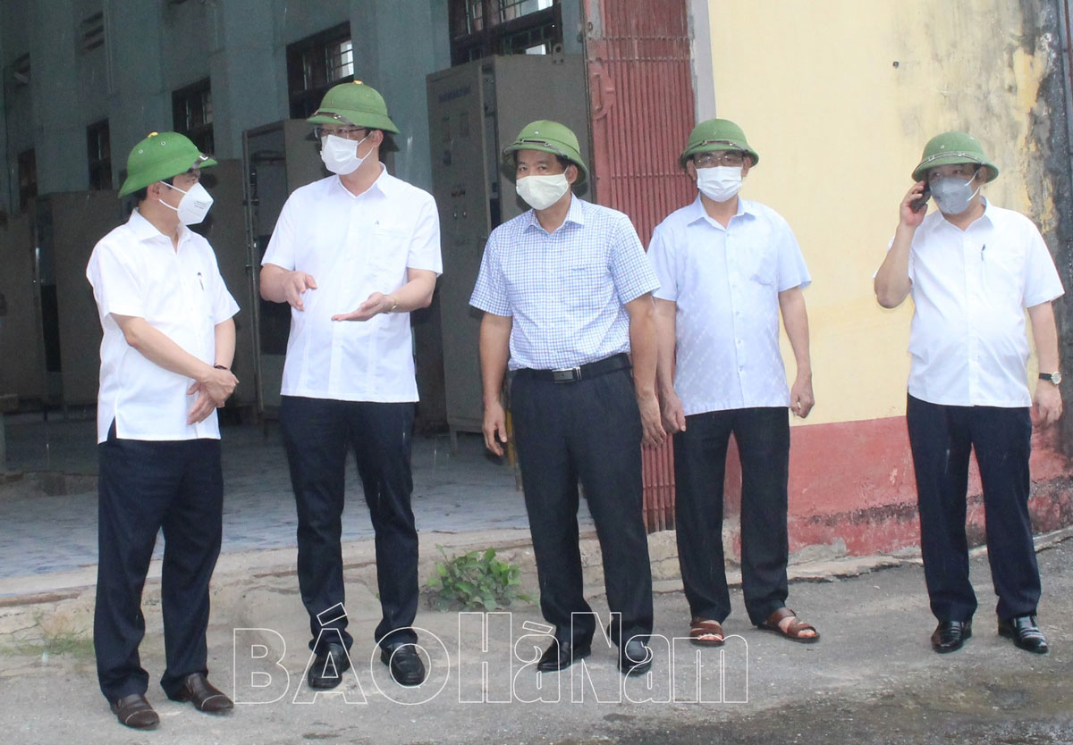 Đồng chí Chủ tịch UBND tỉnh Trương Quốc Huy kiểm tra công tác phòng chống lụt bão tại Thanh Liêm