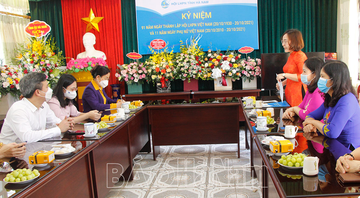 Đồng chí Bí thư Tỉnh ủy Lê Thị Thủy chúc mừng Hội LHPN tỉnh nhân ngày 2010
