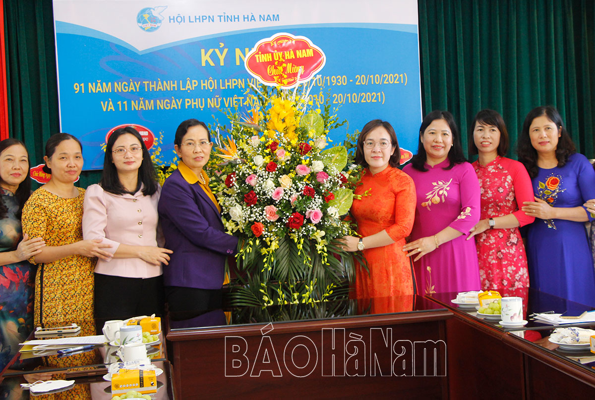 Đồng chí Bí thư Tỉnh ủy Lê Thị Thủy chúc mừng Hội LHPN tỉnh nhân ngày 2010