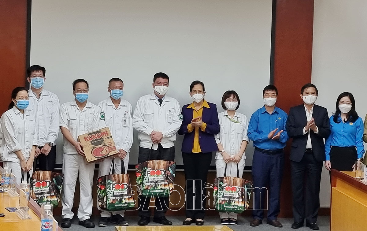 Đồng chí Bí thư Tỉnh ủy Lê Thị Thủy thăm tặng quà công nhân lao động
