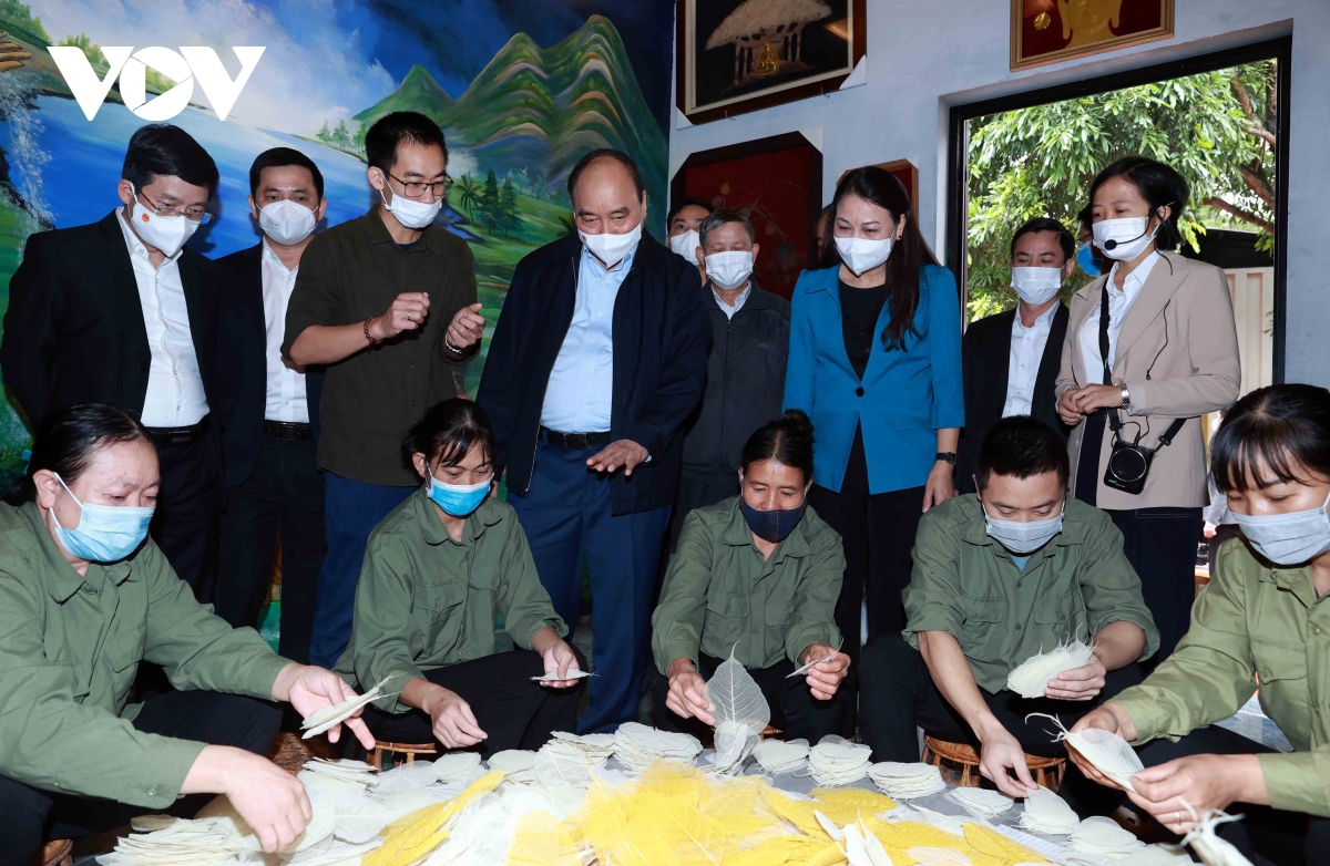 Chủ tịch nước thăm một số mô hình hợp tác xã có sản phẩm sáng tạo cao tại Ninh Bình
