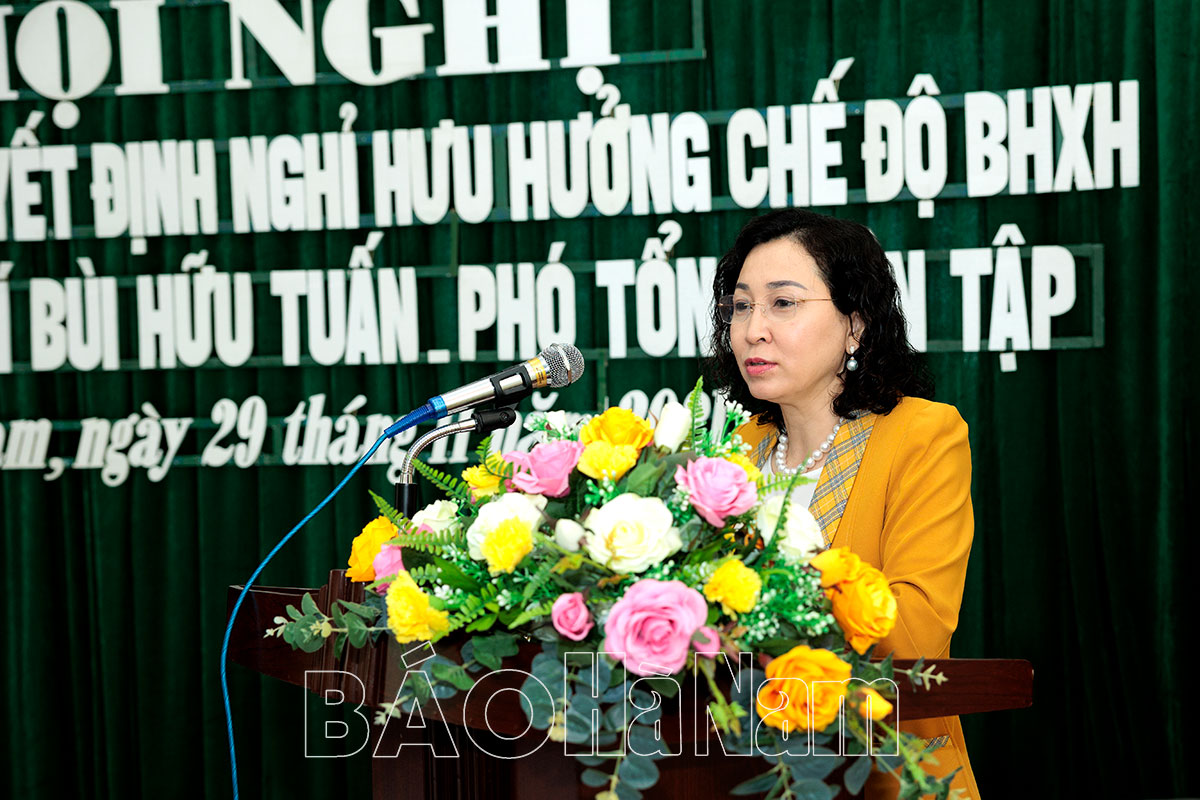 Trao quyết định nghỉ hưu cho đồng chí Bùi Hữu Tuấn Phó Tổng Biên tập Báo Hà Nam