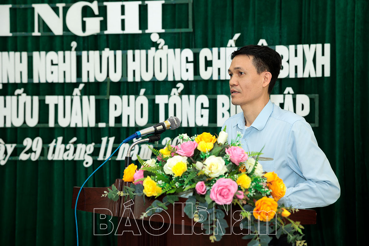 Trao quyết định nghỉ hưu cho đồng chí Bùi Hữu Tuấn Phó Tổng Biên tập Báo Hà Nam