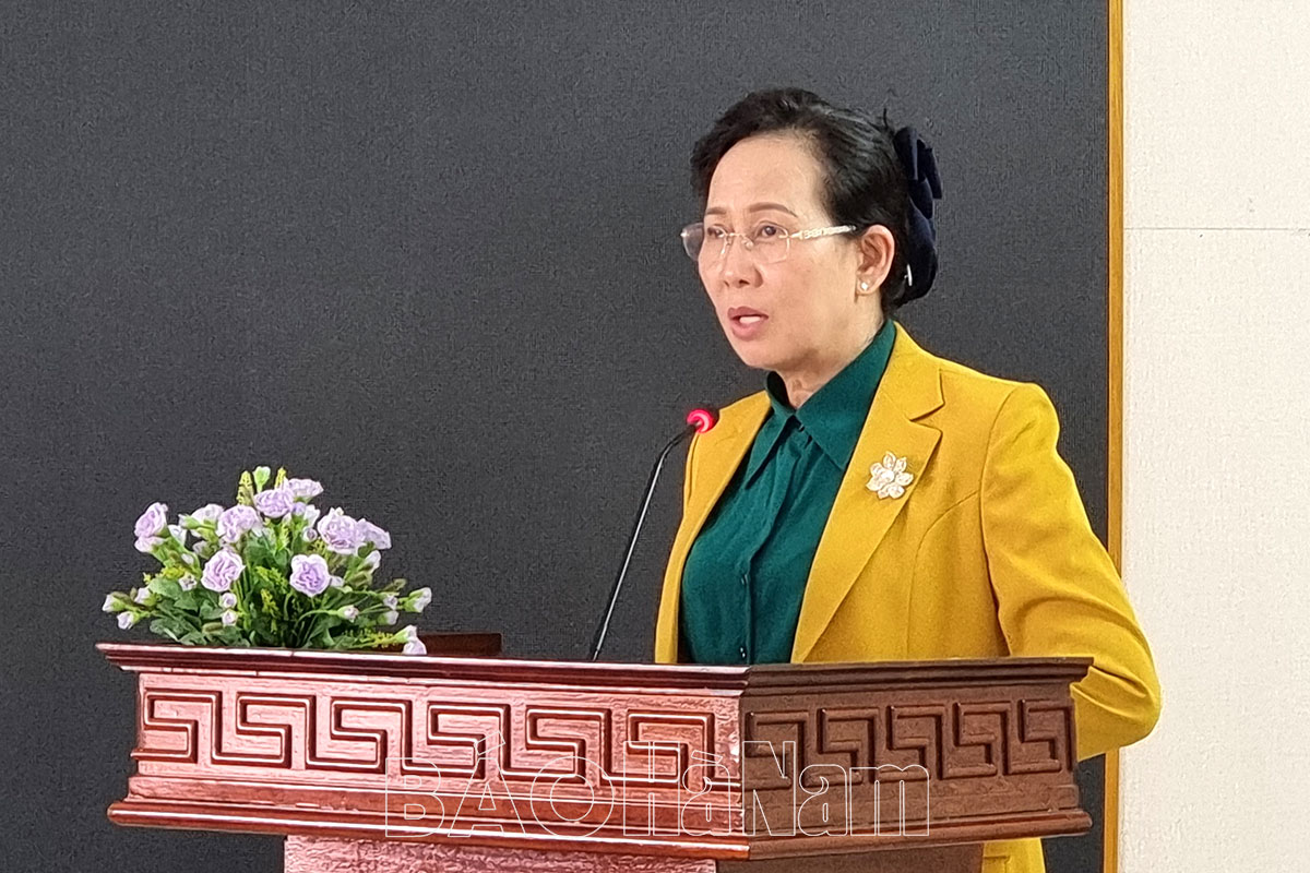 Đồng chí Bí thư Tỉnh ủy Lê Thị Thủy làm việc với Liên đoàn Lao động tỉnh