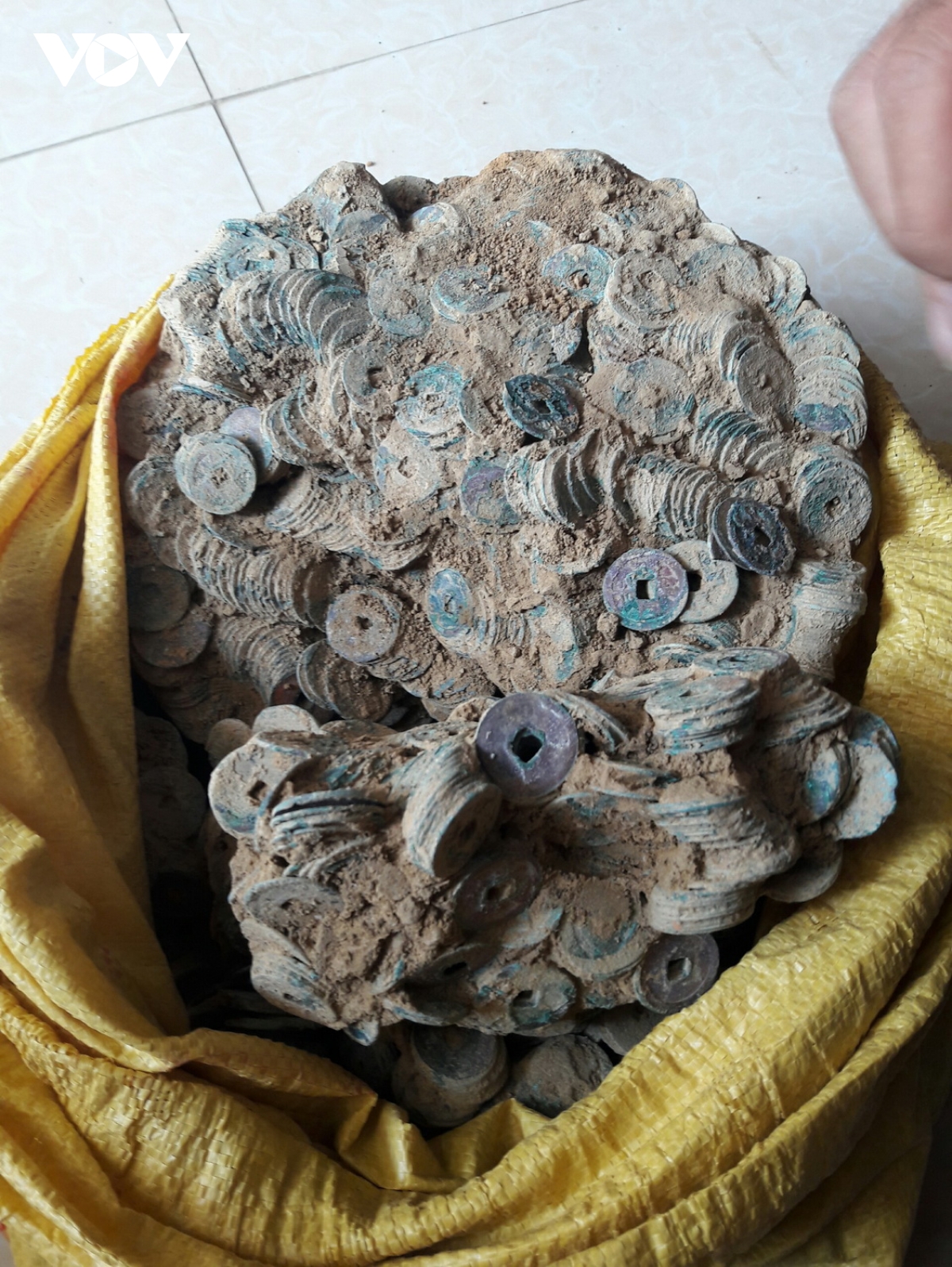 Phát hiện hũ tiền cổ nặng 27 kg niên đại cách đây 1000 năm tại Quảng Trị