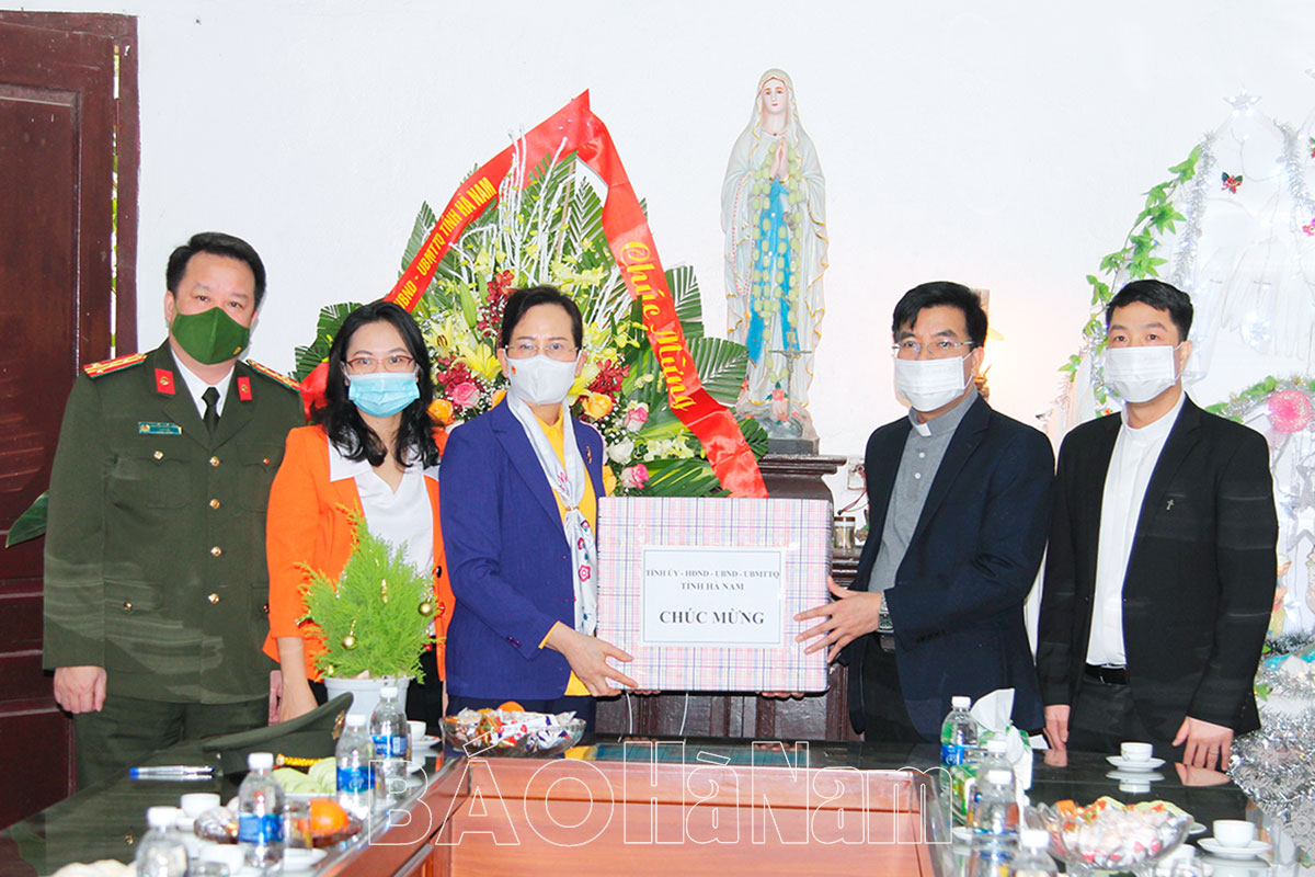 Bí thư Tỉnh ủy Lê Thị Thủy thăm tặng quà chúc mừng Giáng sinh tại Chính xứ Giáo xứ An Phú xã Thanh Hương huyện Thanh Liêm
