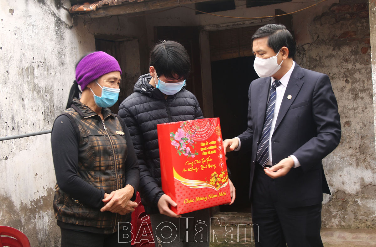Đồng chí Phó Chủ tịch UBND tỉnh Trần Xuân Dưỡng thăm tặng quà gia đình chính sách hộ có hoàn cảnh khó khăn