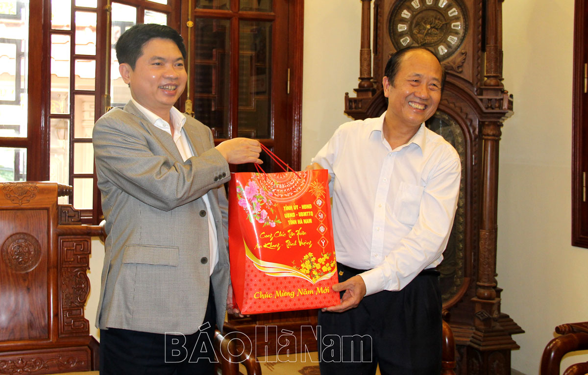 Đồng chí Chủ tịch UBND tỉnh Trương Quốc Huy thăm chúc Tết các đồng chí nguyên lãnh đạo tỉnh qua các thời kỳ