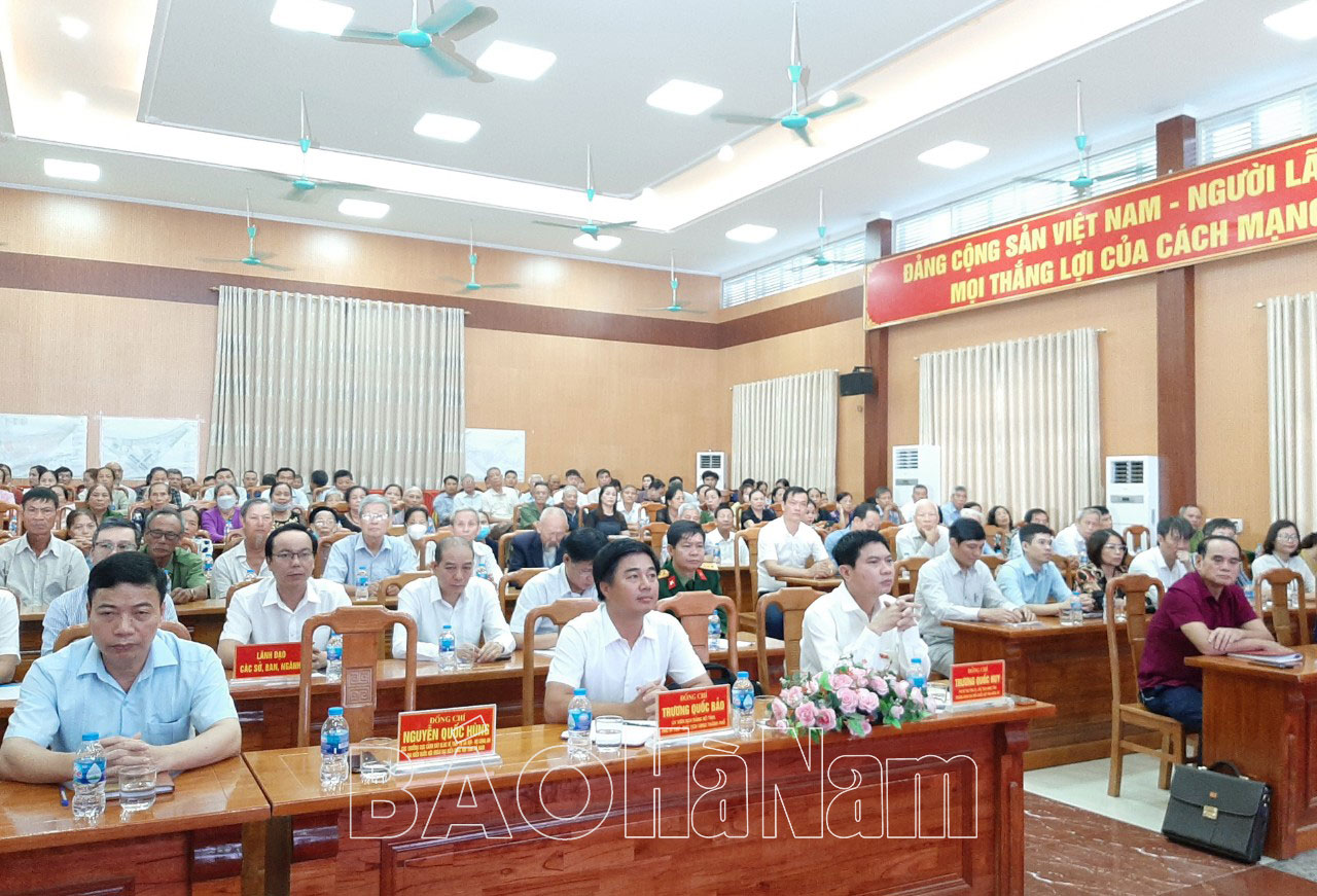 Đồng chí Trương Quốc Huy Phó Bí thư Tỉnh ủy Chủ tịch UBND tỉnh Trưởng Đoàn Đại biểu Quốc hội tỉnh tiếp xúc cử tri tại xã Liêm Tuyền