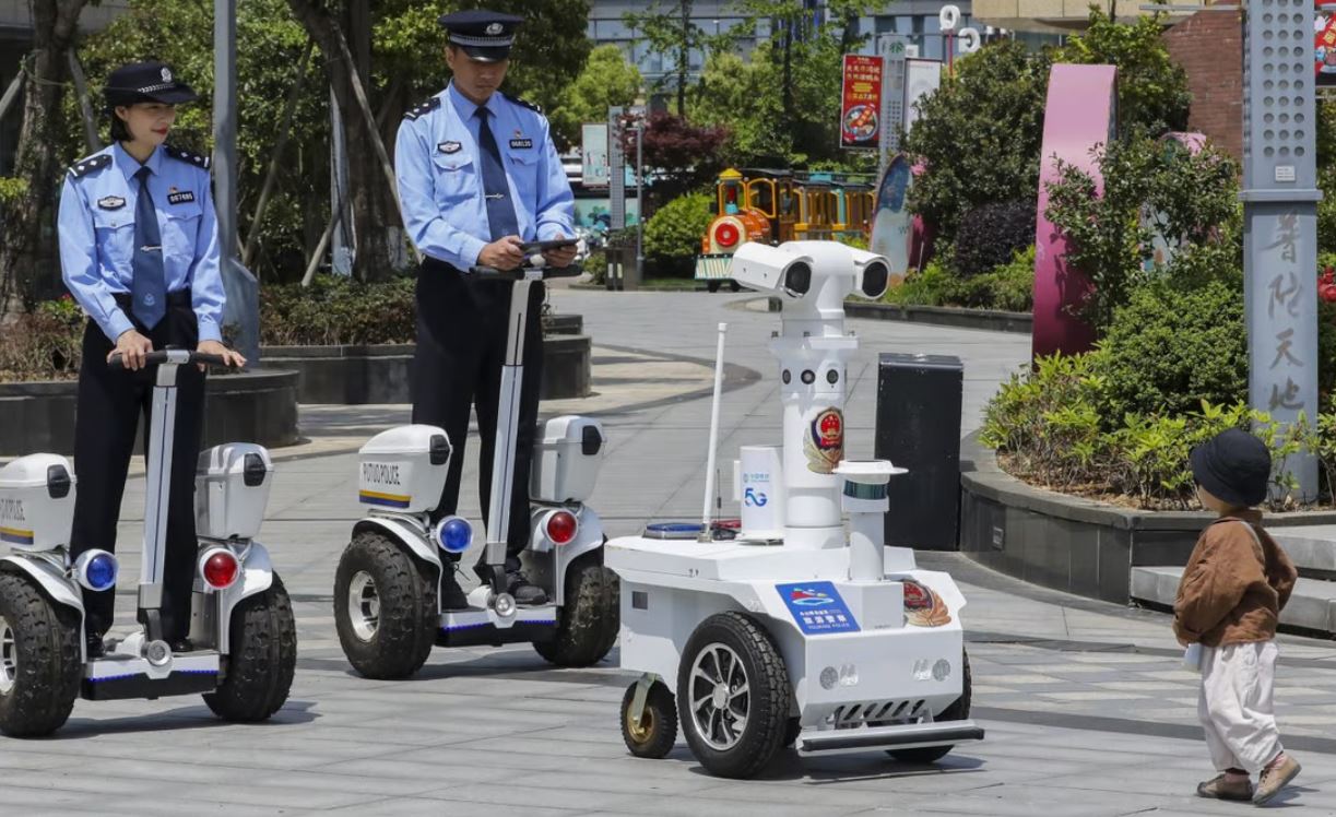 Robot cảnh sát tăng sức mạnh tuần tra ở Trung Quốc lên gấp 10 lần
