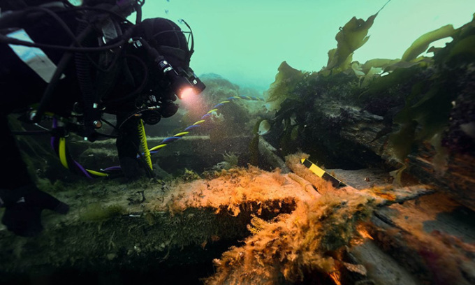 Trục vớt hàng trăm cổ vật từ xác tàu chìm 180 năm