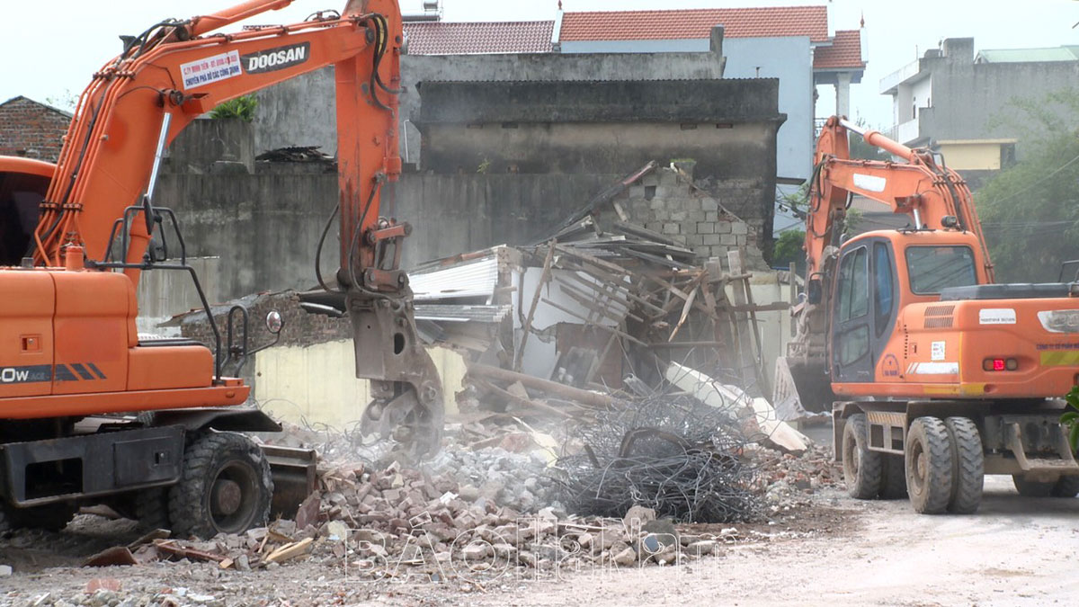 Tổ chức tháo dỡ công trình bị sạt lở tại xã Phù Vân