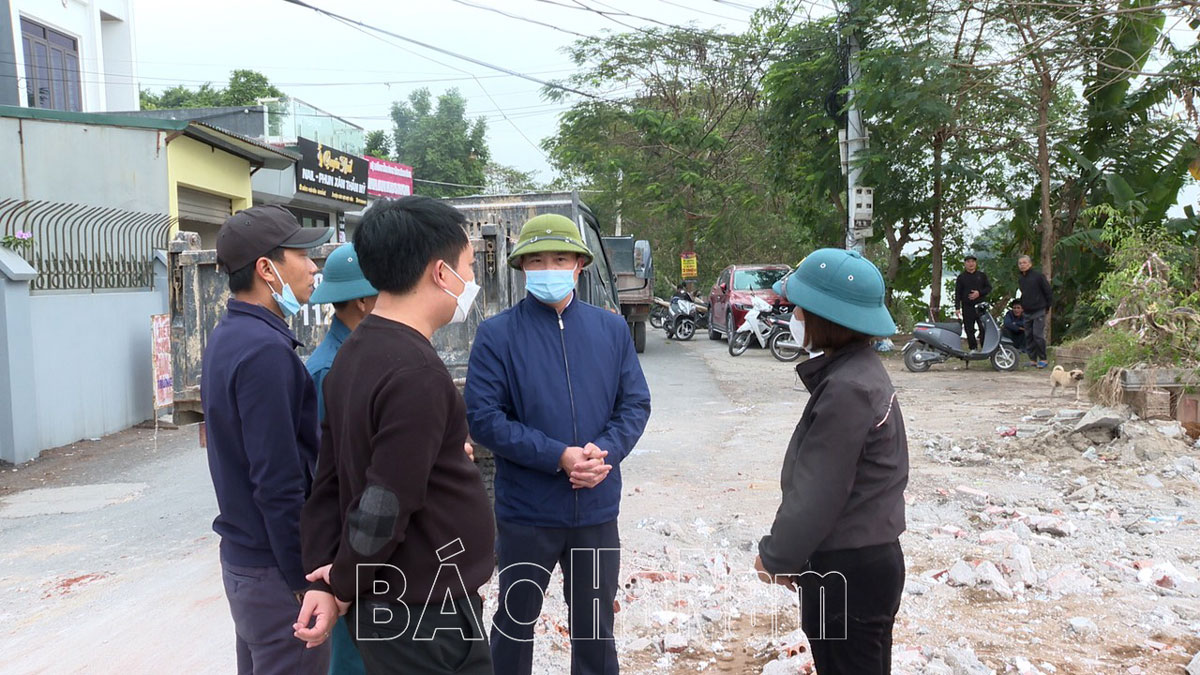 Tổ chức tháo dỡ công trình bị sạt lở tại xã Phù Vân