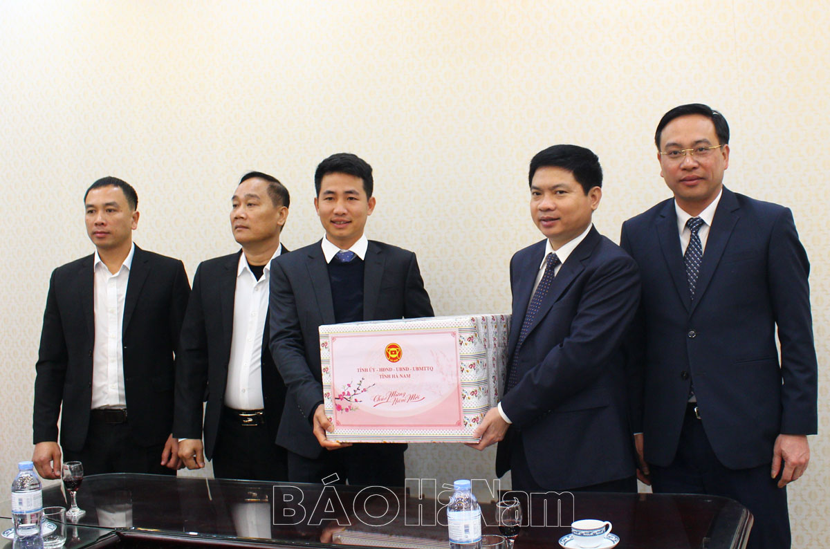 Đồng chí Chủ tịch UBND tỉnh Trương Quốc Huy thăm chúc Tết các đơn vị trực Tết