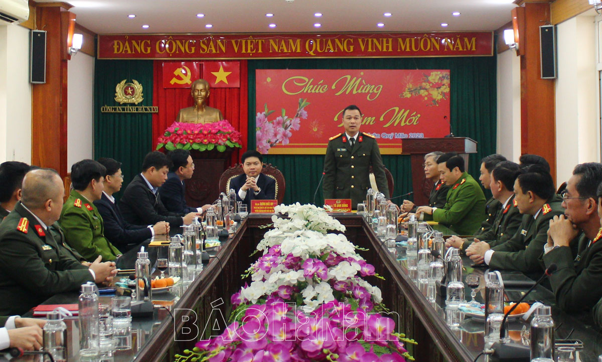 Đồng chí Chủ tịch UBND tỉnh Trương Quốc Huy thăm chúc Tết các đơn vị trực Tết