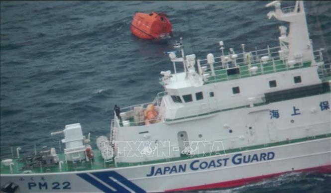 Lật tàu chở hàng ngoài khơi Nhật Bản Xác nhận 2 người tử vong 9 người mất tích
