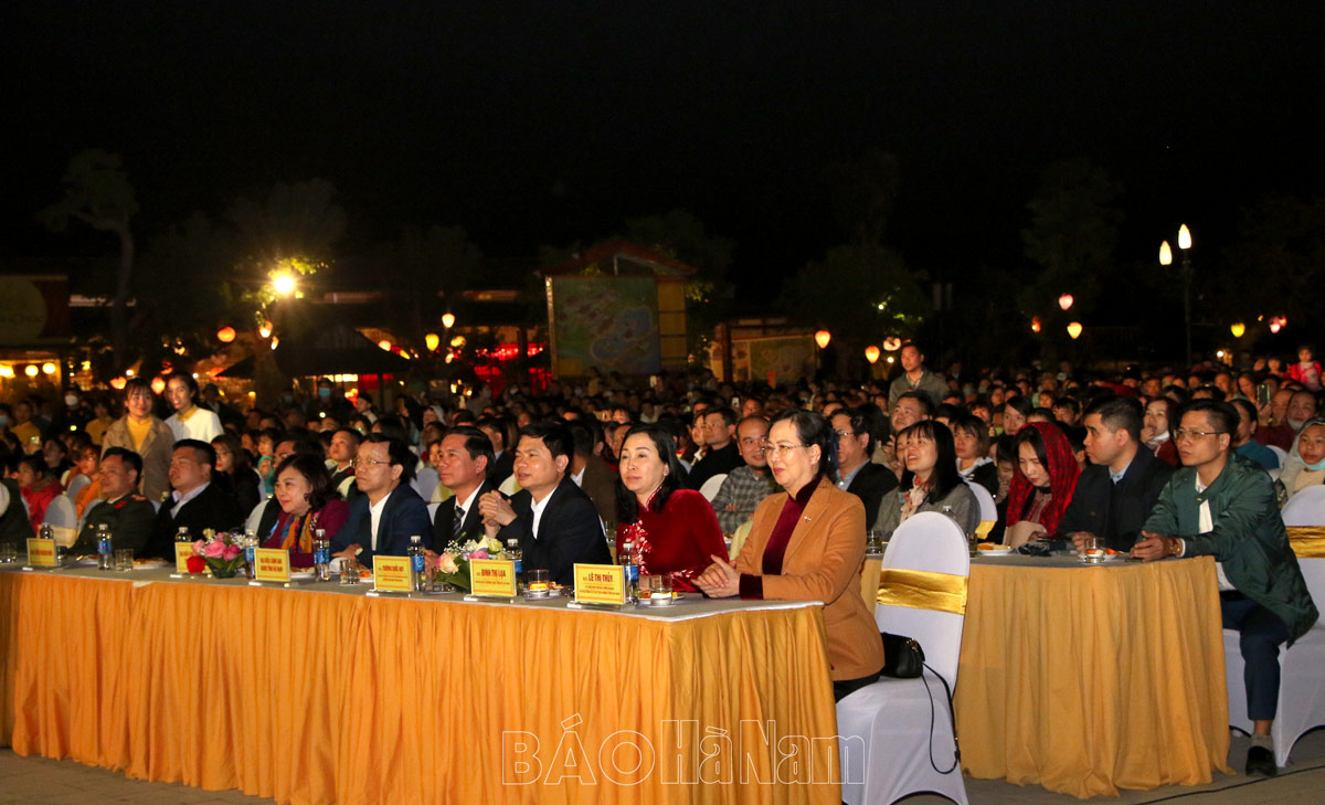Hàng nghìn du khách phật tử nhân dân đến Chùa Tam Chúc ngắm  pháo hoa chào mừng Hội Xuân Quý Mão 2023