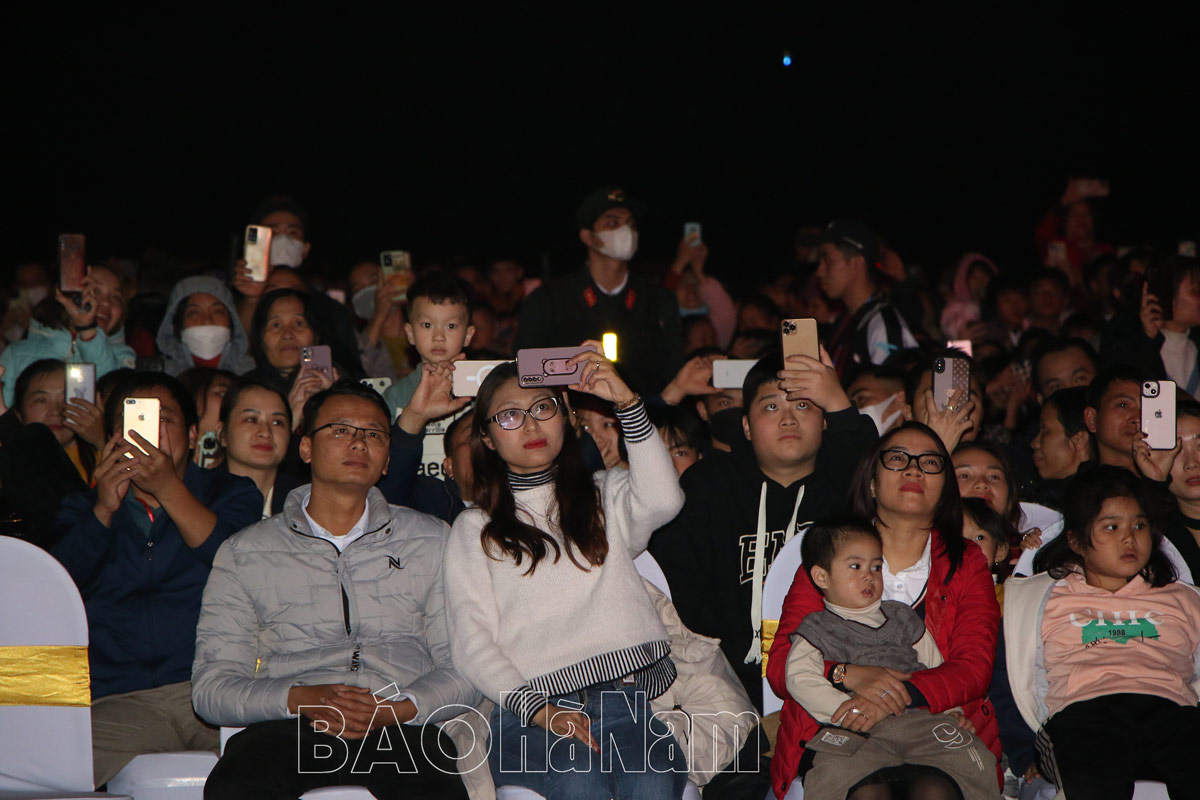 Hàng nghìn du khách phật tử nhân dân đến Chùa Tam Chúc ngắm  pháo hoa chào mừng Hội Xuân Quý Mão 2023