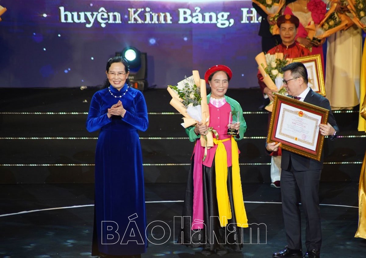 Nghệ nhân ưu tú Nguyễn Thị Sao miệt mài giữ lửa nghệ thuật chèo truyền thống