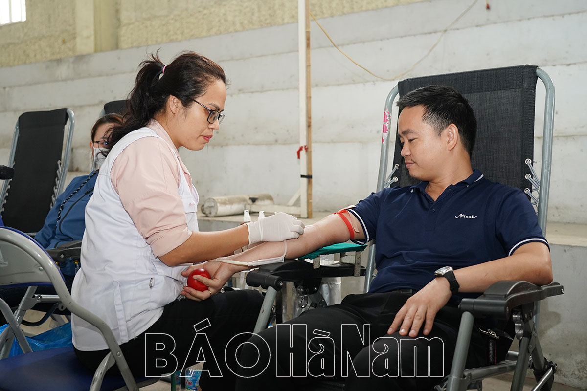 350 công nhân lao động hiến máu tình nguyện tại Lễ hội Xuân hồng 2023