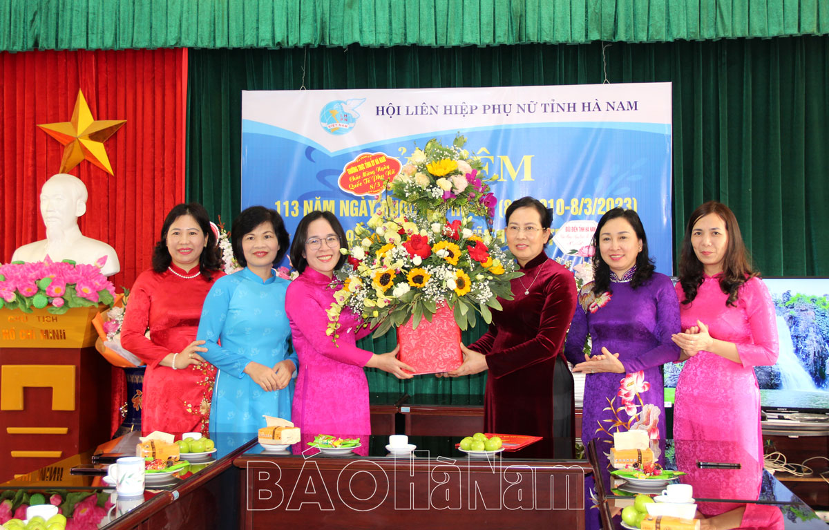 Đồng chí Bí thư Tỉnh ủy Lê Thị Thủy chúc mừng Hội LHPN tỉnh nhân dịp 83