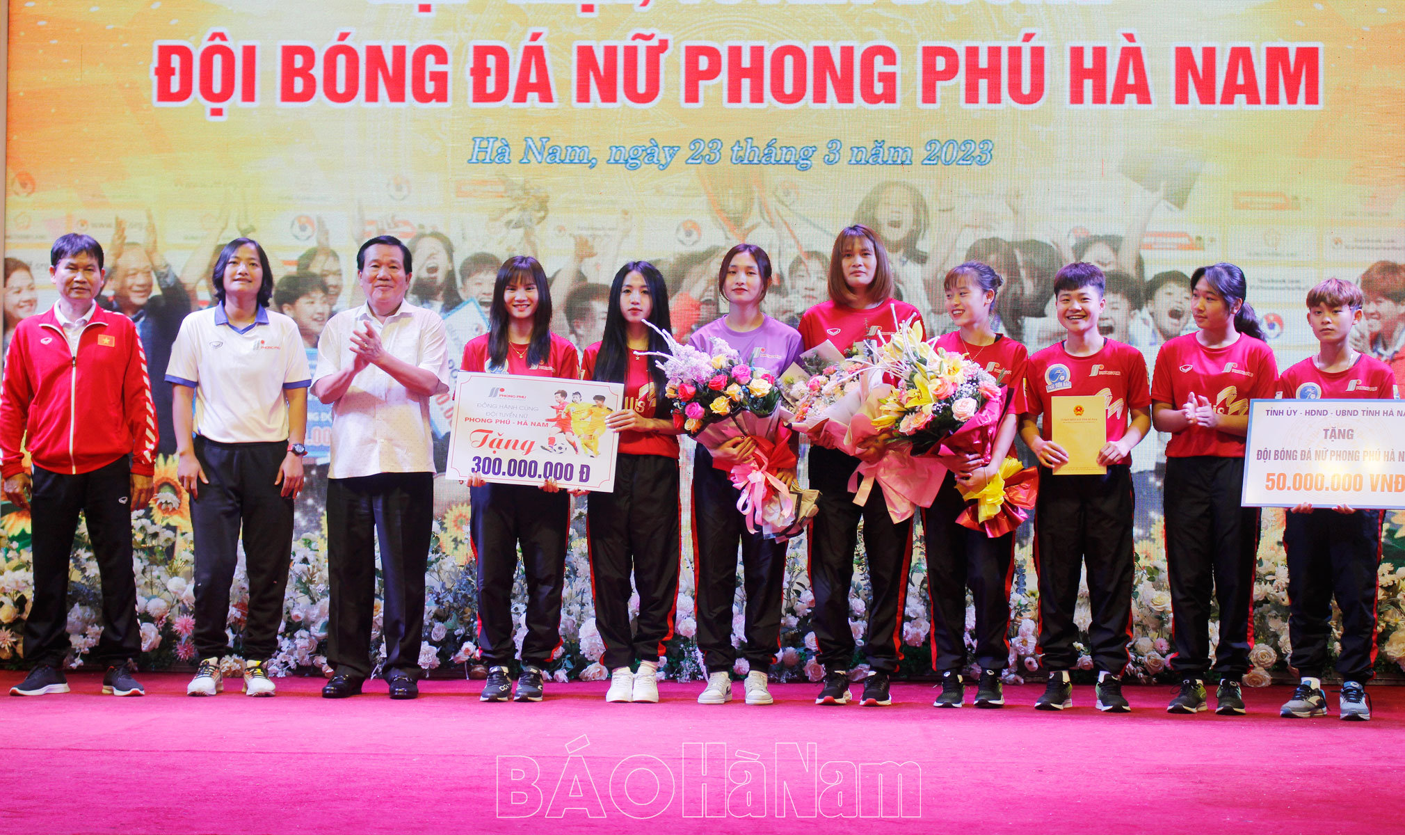 Gặp mặt tuyên dương Đội Bóng đá nữ Phong Phú Hà Nam