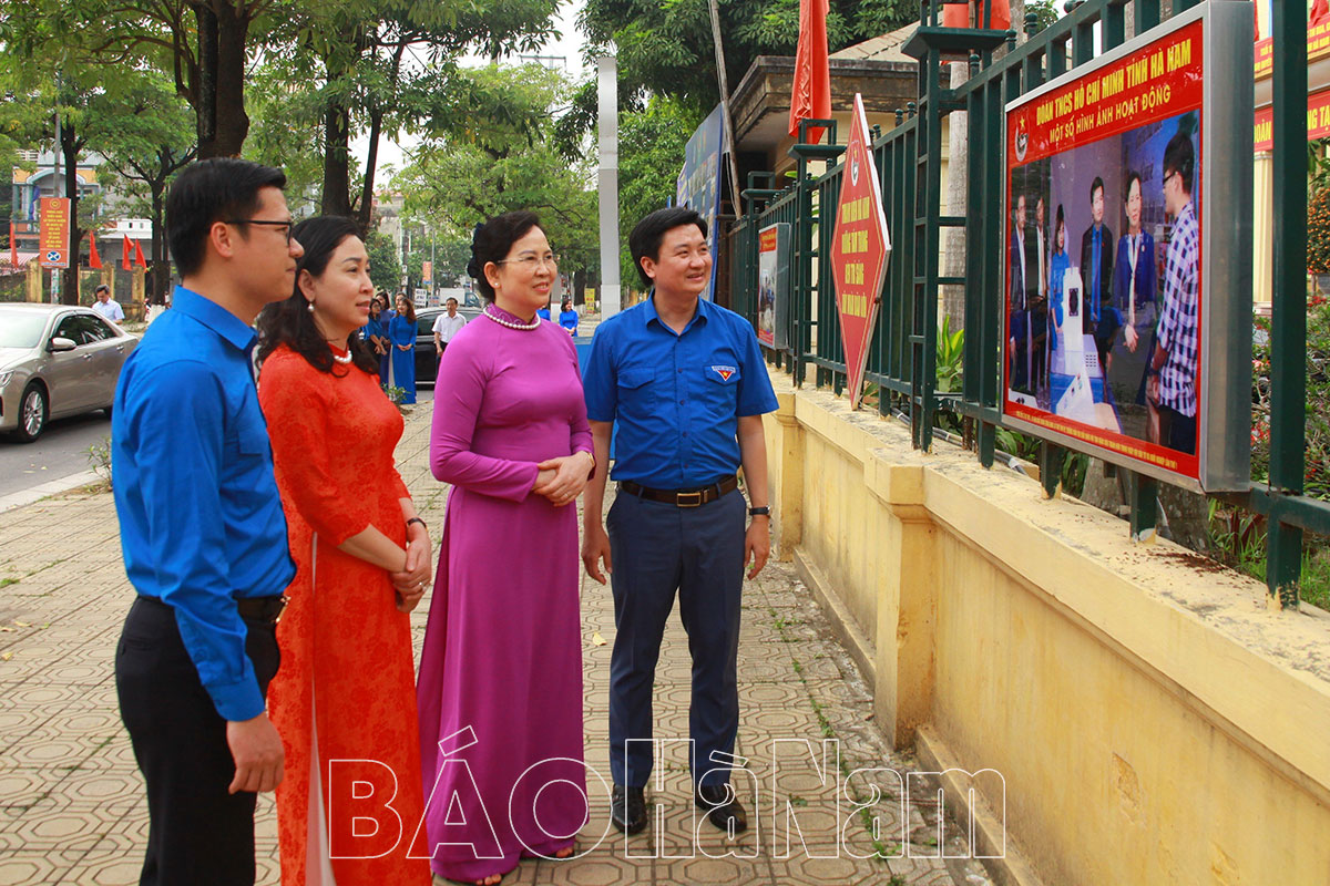 Đồng chí Bí thư Tỉnh ủy Lê Thị Thủy thăm chúc mừng Tỉnh đoàn nhân kỷ niệm ngày thành lập Đoàn