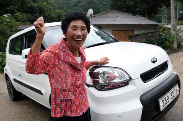 Thi tới 960 lần mới lấy được bằng lái xe người phụ nữ được Hyundai tặng ô tô