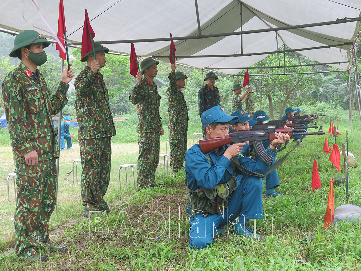 Ban CHQS thị xã Duy Tiên kiểm tra lực lượng dân quân tự vệ bắn đạn thật