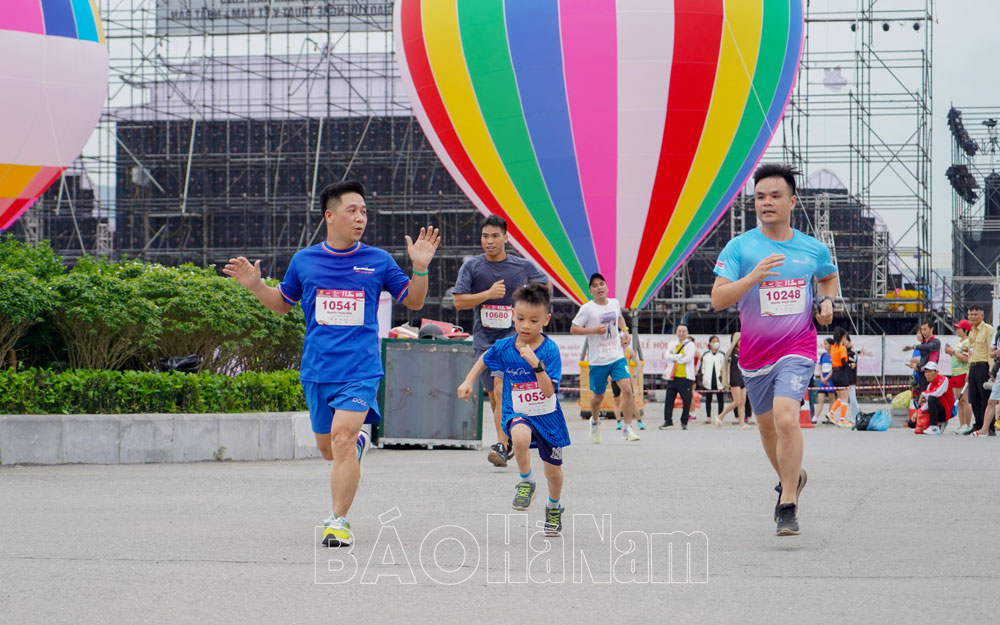 Những khoảnh khắc ấn tượng tại giải chạy Việt dã “Cùng Sacombank chạy vì sức khỏe cộng đồng tỉnh Hà Nam năm 2023”